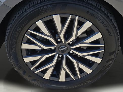 Used 2025 Nissan Altima 2.5 SV FWD image 17