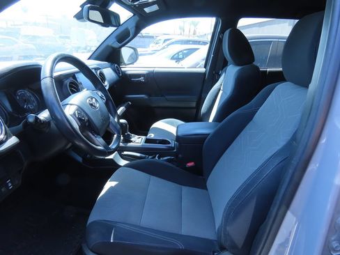 Used 2020 Toyota Tacoma TRD Off-Road AWD/4WD image 10