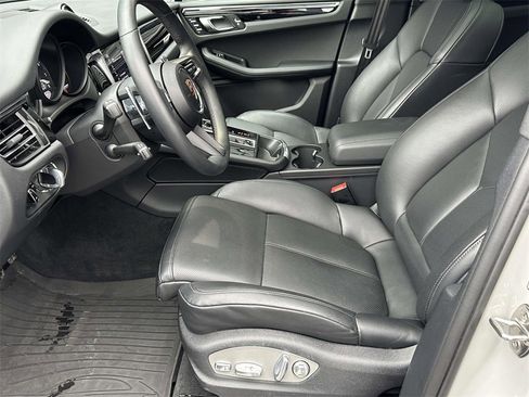 Used 2025 Porsche Macan image 18