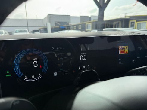 Used 2025 Hyundai Santa Fe SEL FWD image 18