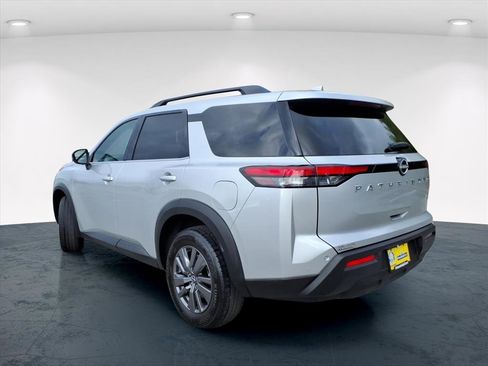 Used 2025 Nissan Pathfinder SV image 4