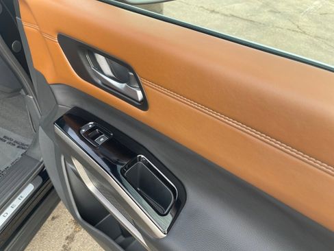 Used 2025 Nissan Pathfinder Platinum image 21