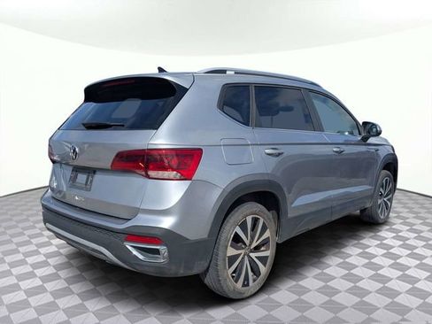 Used 2024 Volkswagen Taos SE FWD image 3