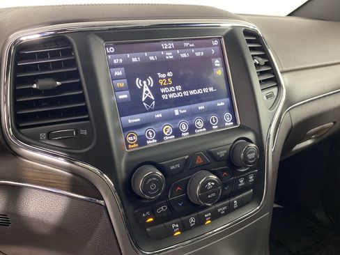 Used 2018 Jeep Grand Cherokee Overland AWD/4WD image 30