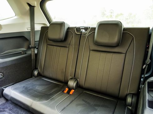 Used 2024 Volkswagen Tiguan Wolfsburg Edition image 31