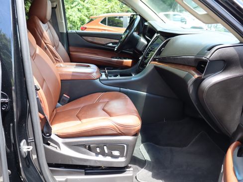 Used 2017 Cadillac Escalade Premium Luxury RWD image 28