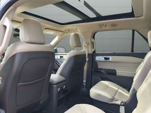 Used 2020 Ford Explorer Platinum w/ Premium Technology Package image 38