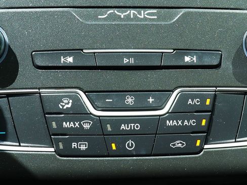 Used 2020 Ford Fusion SE image 46