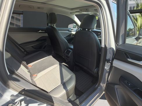 Used 2022 Volkswagen Taos SE w/ Panoramic Sunroof Package AWD/4WD image 15
