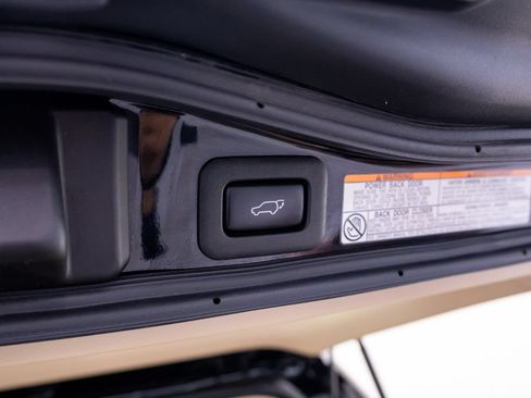 Used 2020 Lexus LX 570 4WD w/ Luxury Package image 39
