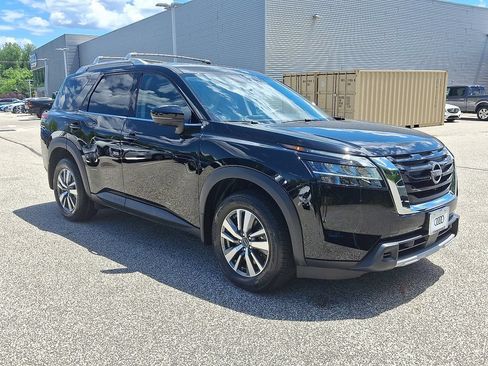 Used 2024 Nissan Pathfinder SL AWD/4WD image 3