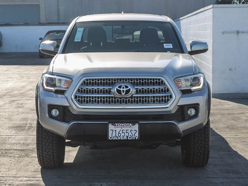 Used 2017 Toyota Tacoma TRD Sport image 2