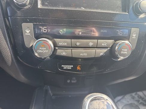 Used 2018 Nissan Rogue SL w/ Premium Package image 26