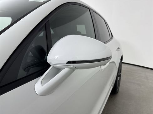 Certified 2025 Porsche Macan image 12