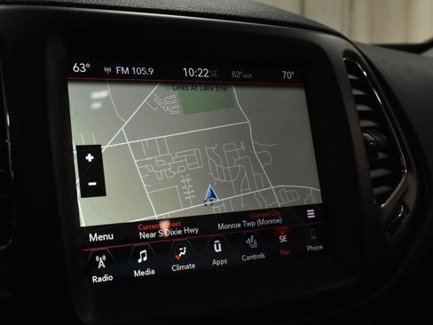 Used 2017 Jeep Compass Trailhawk w/ Leather Interior Group AWD/4WD image 16