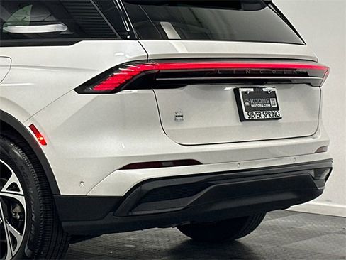 Used 2024 Lincoln Nautilus Premier w/ Jet Appearance Package image 7