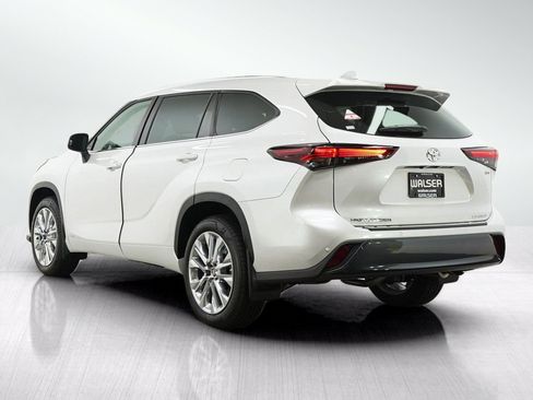 Used 2026 Toyota Highlander Limited AWD/4WD image 3