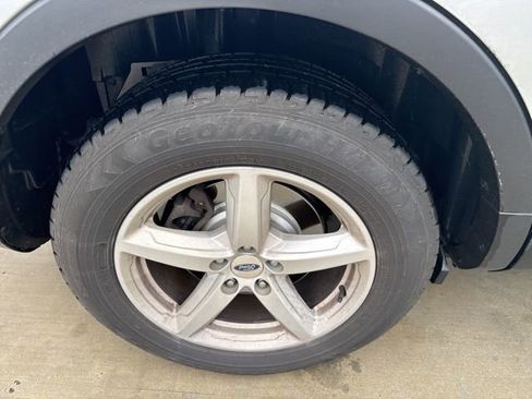 Used 2018 Ford Explorer XLT w/ Equipment Group 202A image 4