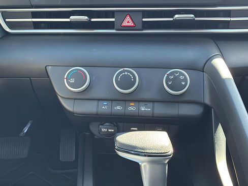 Certified 2025 Hyundai Elantra SE image 20