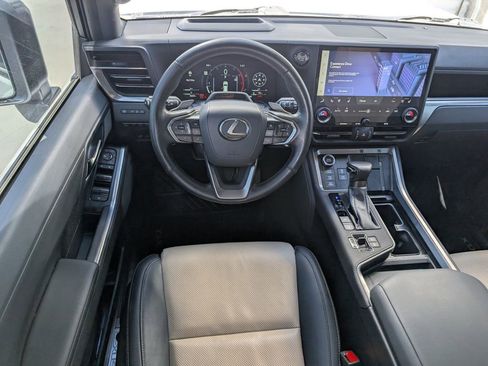 Used 2024 Lexus GX 550 image 3