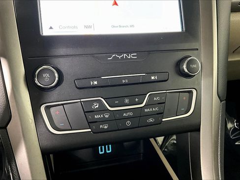 Used 2019 Ford Fusion SE FWD image 33