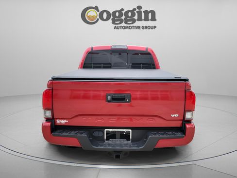 Used 2018 Toyota Tacoma TRD Sport AWD/4WD image 4