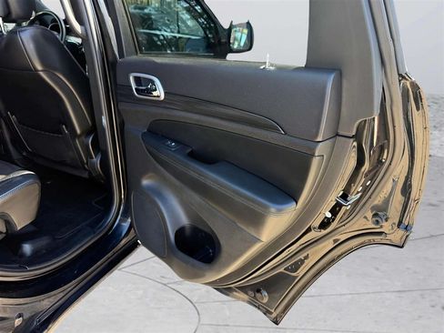 Used 2019 Jeep Grand Cherokee Altitude AWD/4WD image 15