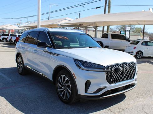 Used 2025 Lincoln Aviator 2WD image 2