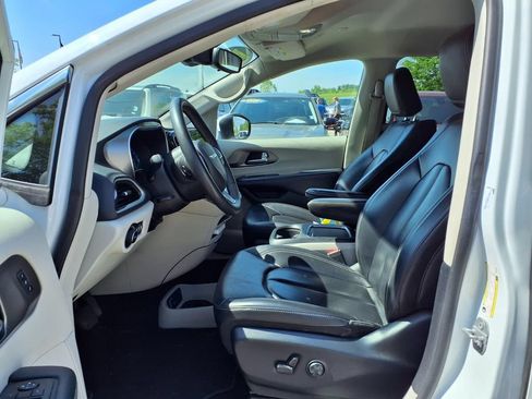 Used 2023 Chrysler Pacifica Touring-L FWD image 19