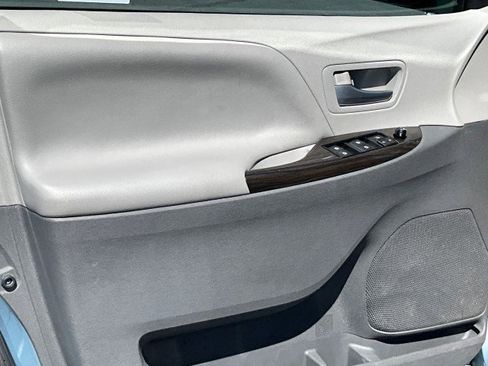 Used 2015 Toyota Sienna XLE w/ XLE Navigation Package image 31