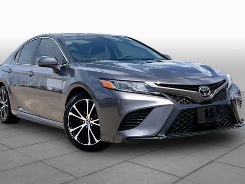 Used 2020 Toyota Camry SE FWD image 3