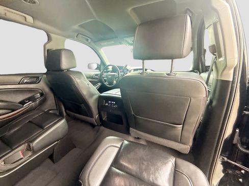 Used 2020 Chevrolet Suburban LT w/ Luxury Package RWD image 29