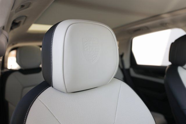 Used 2025 Porsche Cayenne Turbo AWD/4WD image 30