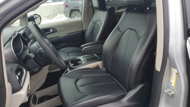 Used 2024 Chrysler Pacifica Touring-L FWD image 22