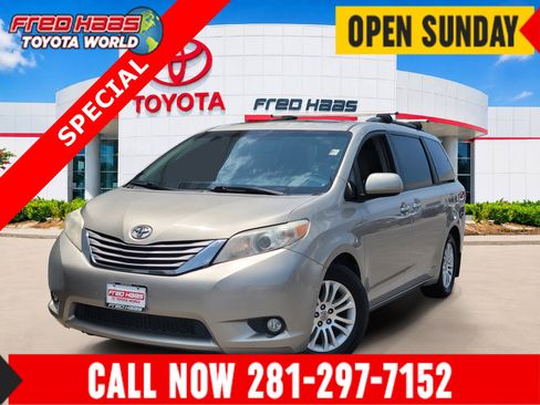 Used 2016 Toyota Sienna XLE w/ XLE Navigation Package FWD image 1