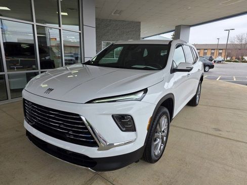 Used 2025 Buick Enclave Preferred image 17