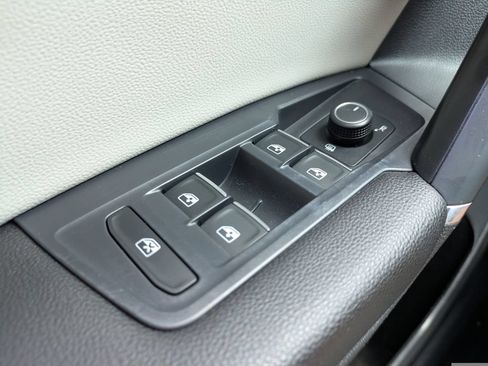 Used 2018 Volkswagen Tiguan SE FWD image 24
