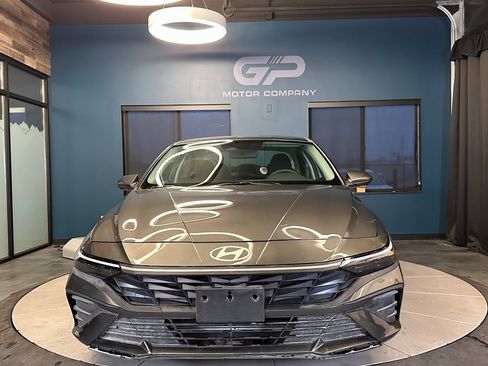 Used 2025 Hyundai Elantra SE image 8