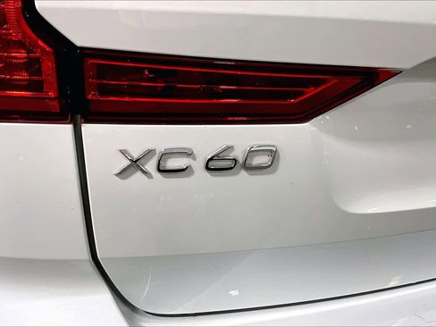 Used 2022 Volvo XC60 B5 Momentum w/ Climate Package image 9