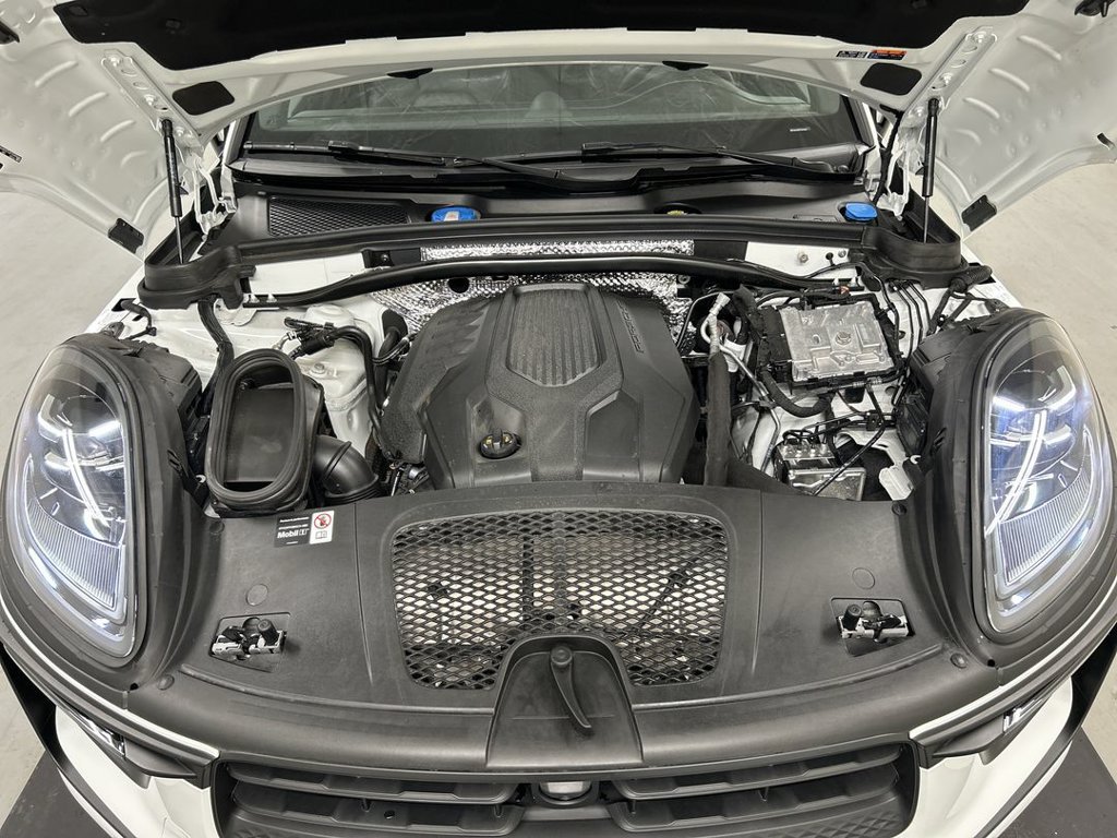 Certified 2026 Porsche Macan AWD/4WD image 25