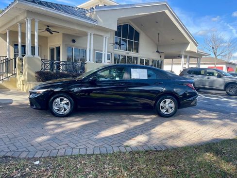 Used 2025 Hyundai Elantra SE image 2