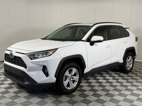 Used 2019 Toyota RAV4 XLE w/ Convenience Package FWD image 2
