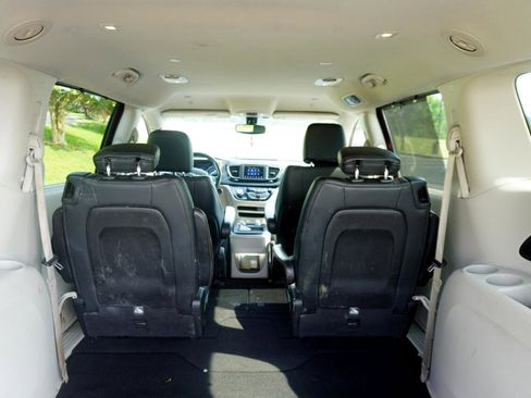 Used 2020 Chrysler Pacifica Touring-L image 24