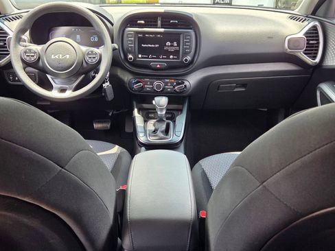 Used 2025 Kia Soul LX w/ LX Technology Package FWD image 8