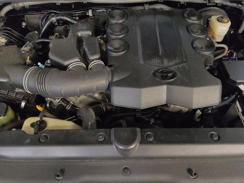 Used 2018 Toyota 4Runner SR5 RWD image 30
