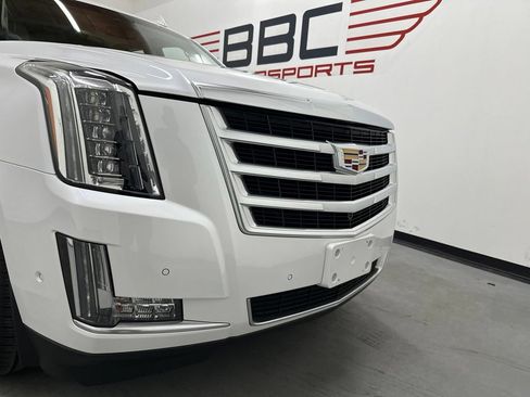 Used 2019 Cadillac Escalade Luxury AWD/4WD image 2