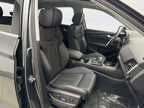 Used 2024 Audi Q5 e Premium w/ Convenience Package image 16