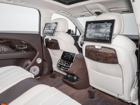 Used 2025 Bentley Bentayga Extended Wheelbase image 26