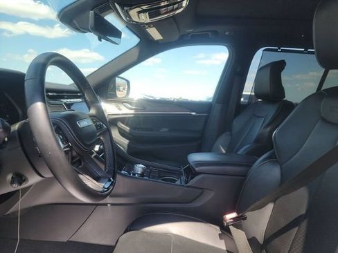 Used 2023 Jeep Grand Cherokee Overland w/ Advanced Protech Group III AWD/4WD image 7