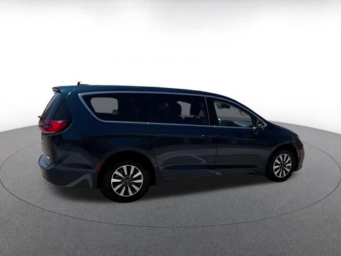 Used 2023 Chrysler Pacifica Touring-L FWD image 12